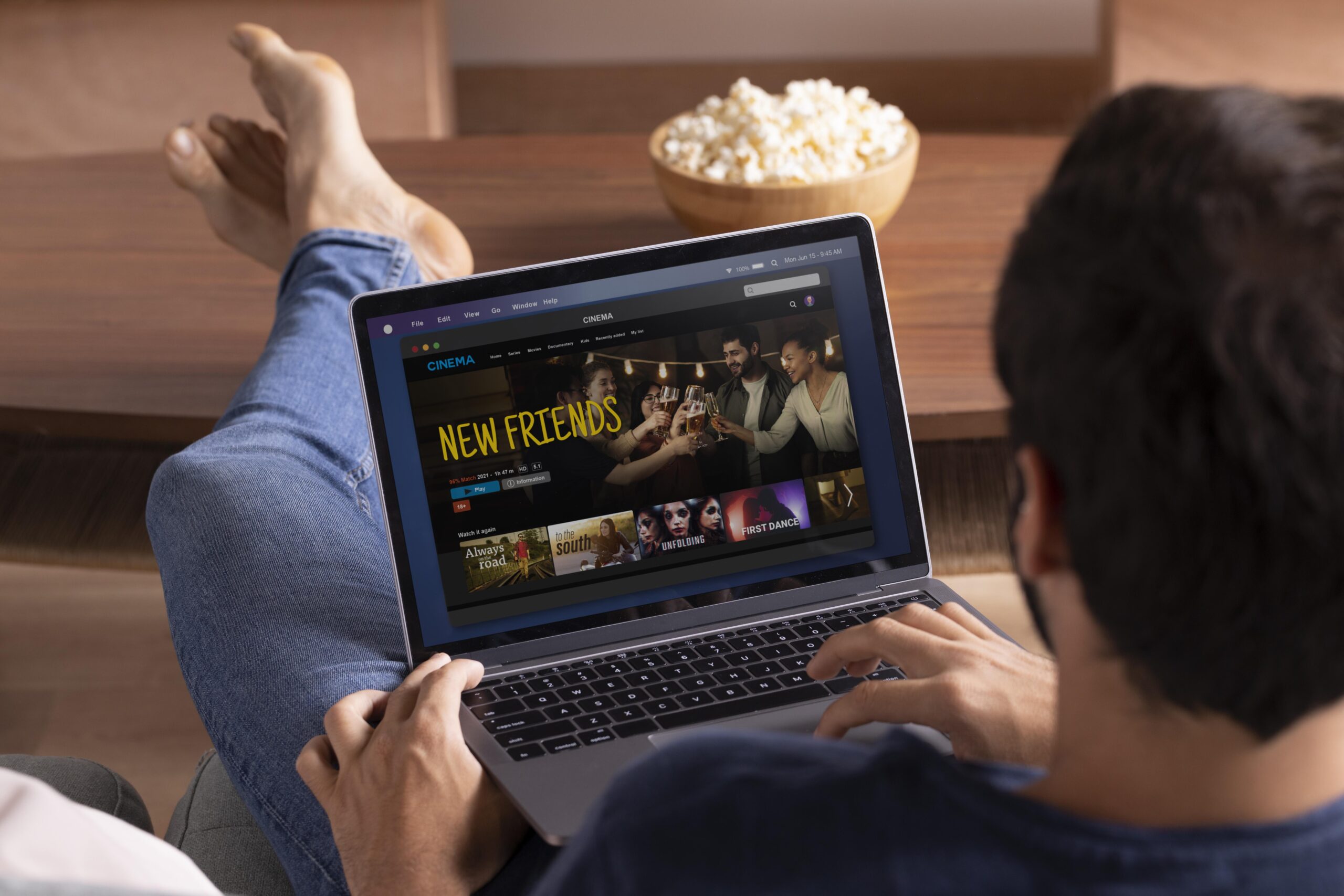 Mlada osoba na tabletu gleda film